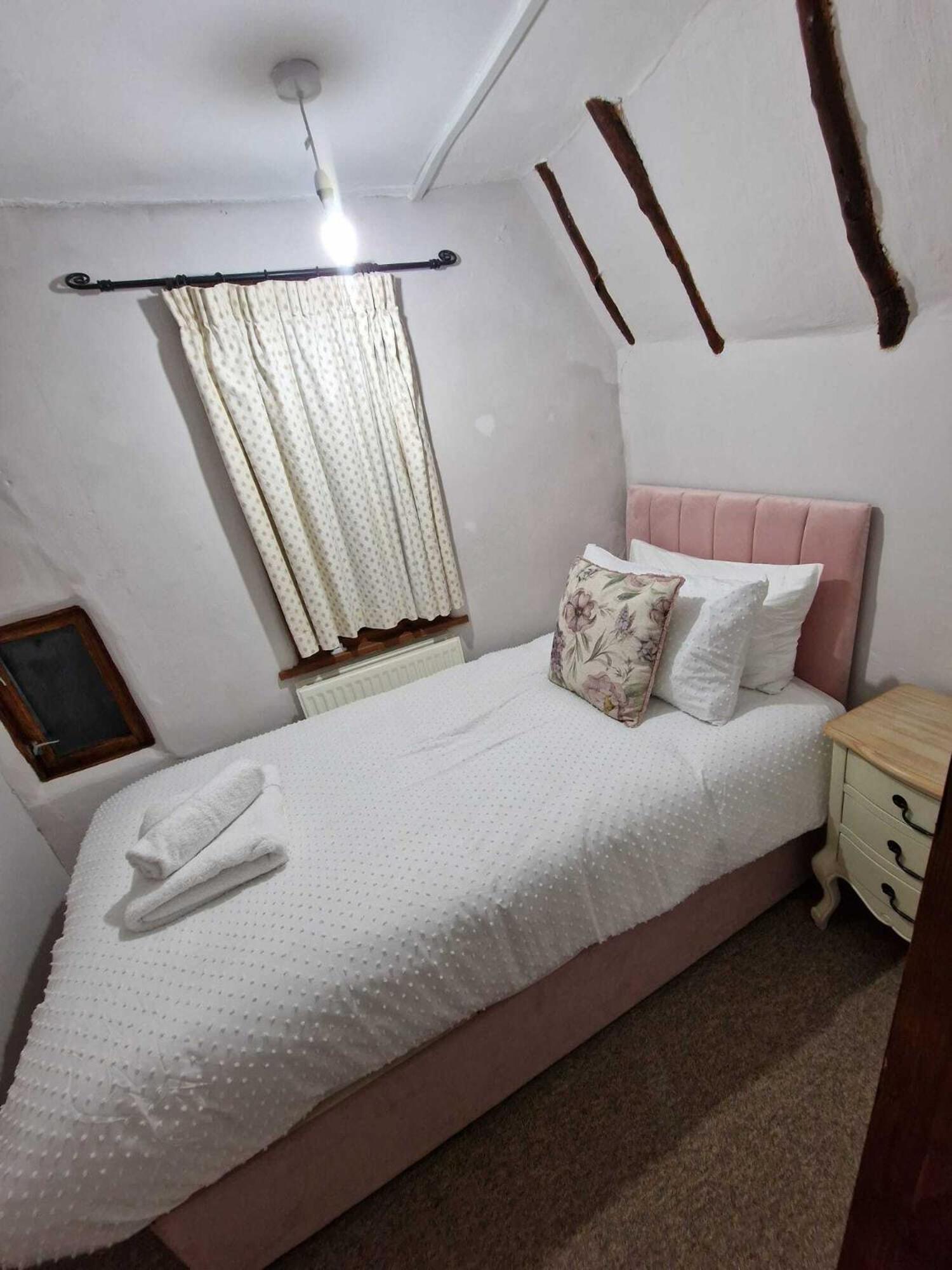 Two Bedroom Grade Ll Cottage At Az Luxury Stays Honey Horsefield With Wifi And Free Parking Hundon Eksteriør bilde